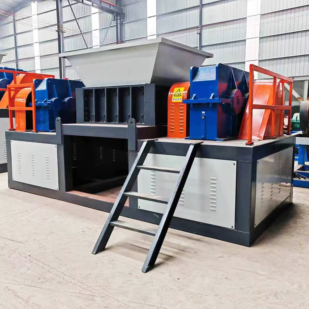 Heavy double-shaft shredder drive train with gearbox and bearing housings