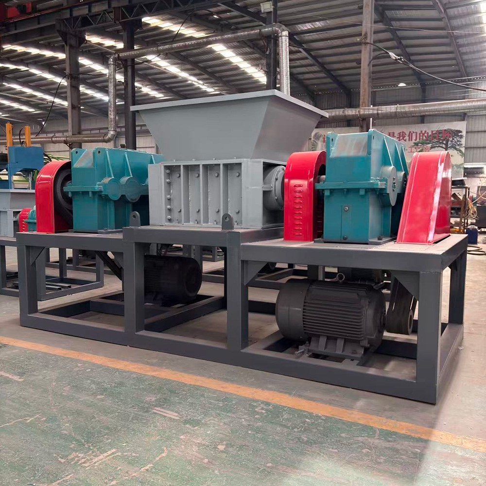 Double-shaft shredder blade stack in the cutting chamber
